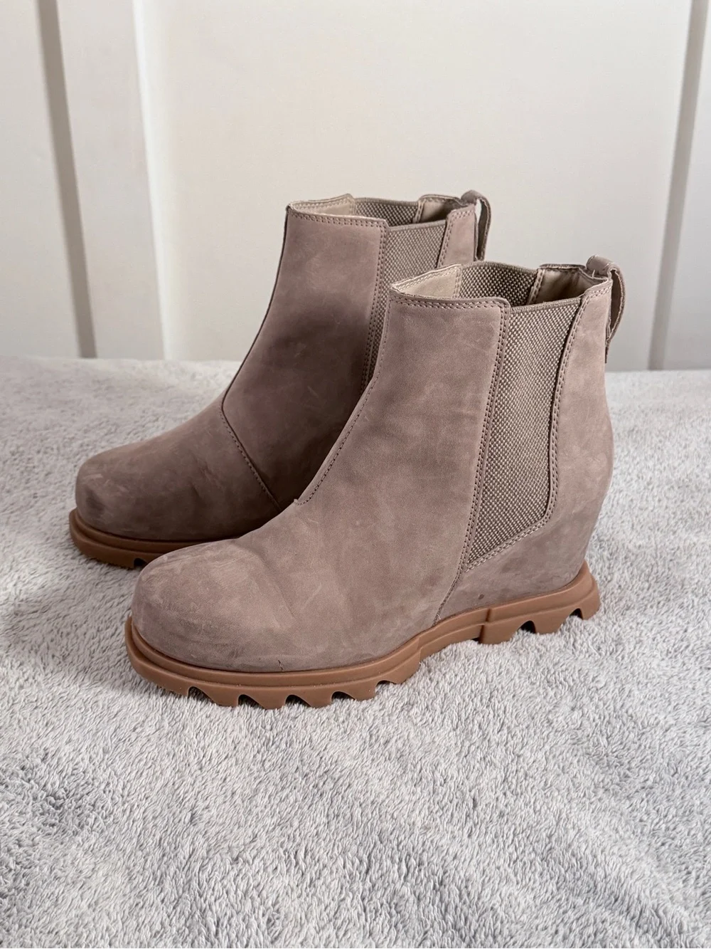 Sorel Joan of Arctic Wedge III Chelsea Boots Taupe leather Women's Size 7